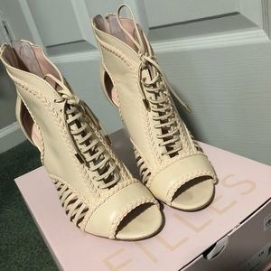 Heeled shoes